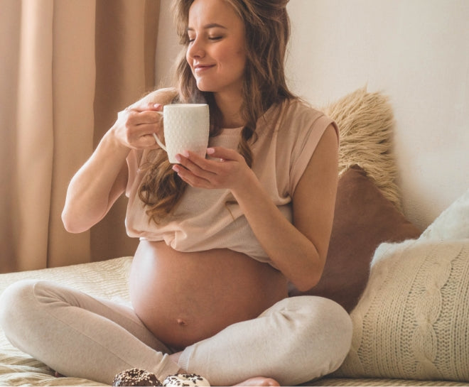Schwangere Frau trinkt Tee